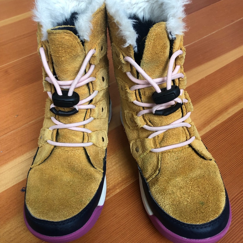Sorel Whitney II Joan Lace Boot. Little kid size 1.
